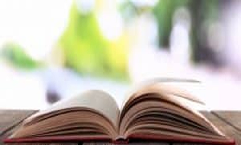 برجراف عن a story you like للصف الأول الاعدادى