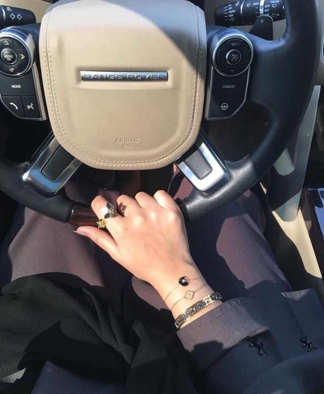 رمزيات بنات محجبات مع سيارات