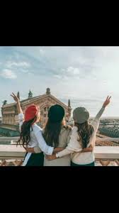 ثلاث صديقات للابد