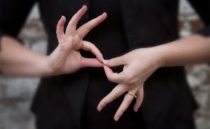مطويات عن لغة الاشارة