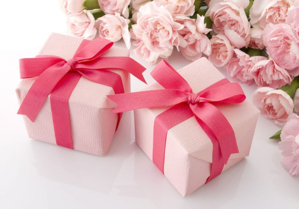 عبارات تكتب على الهدايا للاخت