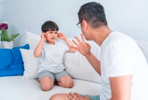 كيف اتعامل مع الطفل العنيد الذي لا يسمع الكلام